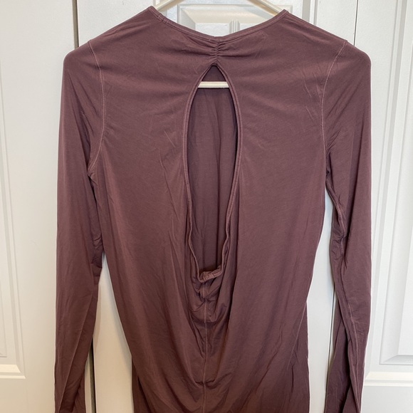 Lululemon Purple Open Back Long Sleeve Workout Lightweight Shirt - Picture 3 of 3